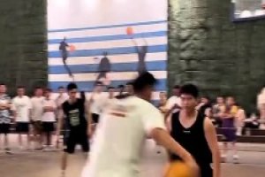 奈何手感不好 疯狂打铁！贺天举野球场和球迷切磋球技~