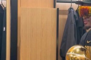 大家都来乐呵一下！杰伦威在更衣室帮替补球员狠狠拍照