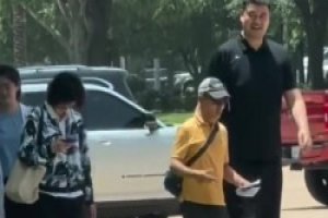 故地重游！姚明一家现身休斯敦 姚沁蕾已经比她妈妈高了