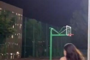 在球场上会拉杆的女生可不常见，更别说穿黑丝拉杆的女生